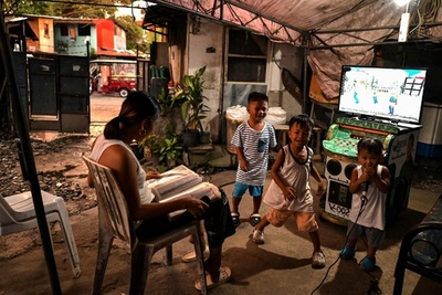 【今日の1枚】家でも路地でもマイク、カラオケ大好きなフィリピン国民