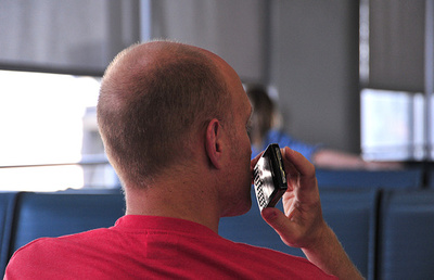 米、飛行中の携帯電話使用の解禁を検討へ