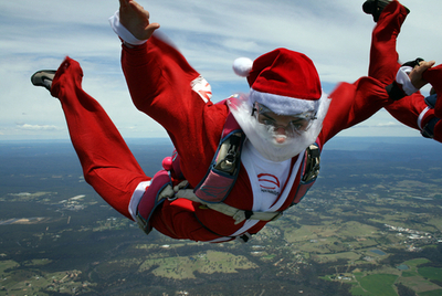 普通じゃ物足りない？オーストラリアでサンタのスカイダイビング