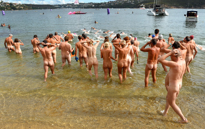 裸で泳いでコンプレックスを捨て去ろう！豪州でイベント