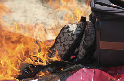 中国とUAEの警察がタッグ、計280億円の偽物ぜいたく品を摘発