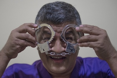 マレーシアの風刺漫画家、9件の扇動罪で起訴