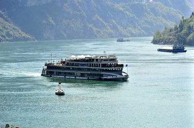 春の山水をめでる船旅 湖北・西陵峡