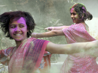 春の訪れを祝うインドの祭り「ホーリー」、色粉の掛け合いで全身カラフルに