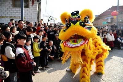 「村カフェ」で味わい「村の夕べ」を観る 「田舎の中国旧正月」が若者の新トレンドに