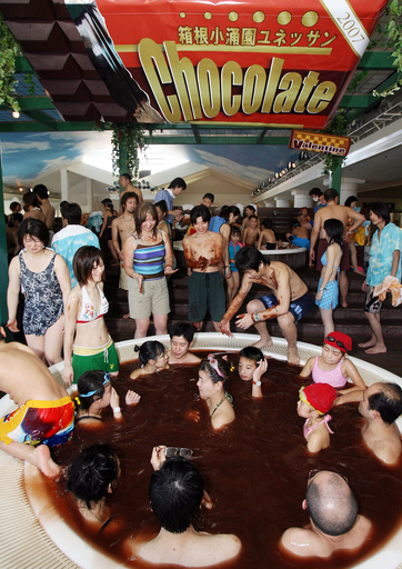 箱根に期間限定「チョコレート風呂」登場 - 神奈川