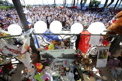 仏ニースのトラック突入事件、犠牲者86人に イスラム水着禁止も