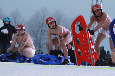 ドイツの「ほぼ全裸」そりレース、今年も盛況