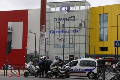 パリ近郊のモールに武装集団、特殊部隊が従業員ら救出