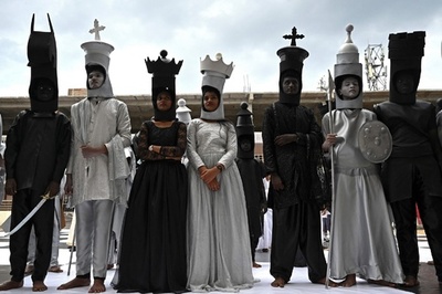 インドで「人間チェス」、子どもが駒に