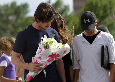 クリスチャン・ベイル、銃乱射事件現場で犠牲者を追悼