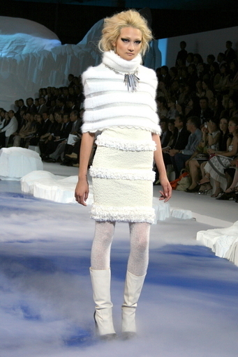 「シャネル」10/11年秋冬プレタポルテ、都内でファッションショー開催