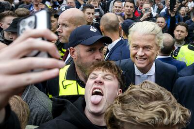 若い白人女性とムスリム老女を対比、オランダ極右の投稿に苦情殺到