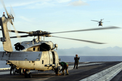 米原子力空母にヘリ墜落、複数の負傷者 フィリピン海