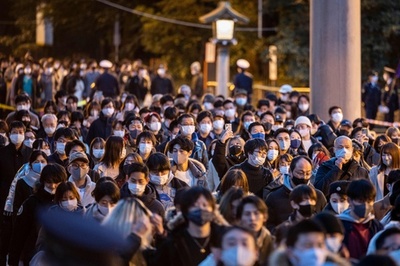明治神宮の初詣、マスク姿で行列
