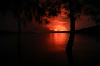 ルワンダ当局、コンゴ火山噴火による「湖水爆発」を否定