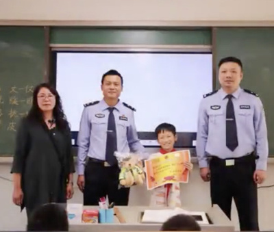 9歳の中国小学生 迷子の2歳の女の子を助ける