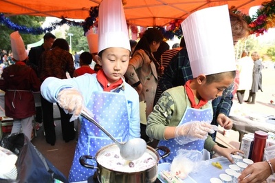 中国・蘭州の小学生が体験学習　地元の美食に挑戦