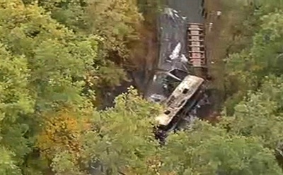 バスと大型トラックが正面衝突、43人死亡 仏南西部