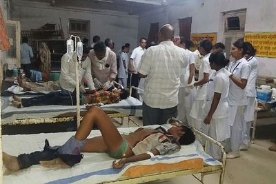 結婚式向かう客乗せたトラックが橋から転落、21人死亡 インド 