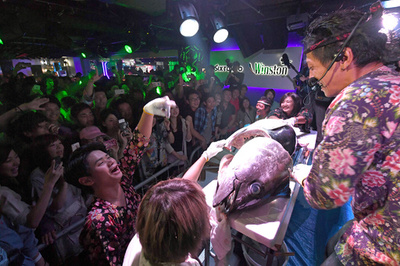 のりのり音楽でマグロ解体ショー　「マグロハウス」　東京