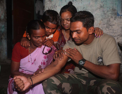 生き別れて24年、印男性が家族と再会 入れ墨が手がかり