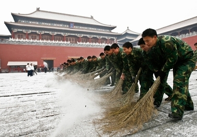氷雪を集めて溶かす 北京・この冬の渇水対策