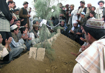 暗殺されたカルザイ大統領弟の追悼式で自爆攻撃、3人死亡