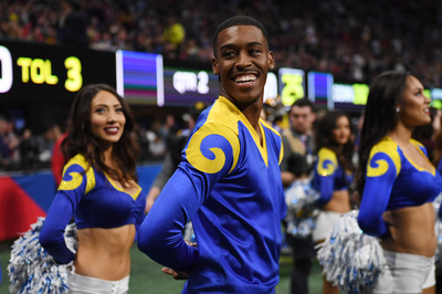 【今日の1枚】主役は「彼女たち」だけではない スーパーボウルのチア 