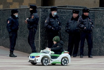 ロシアの若者、ひそかな抗議 ウクライナ国境の町