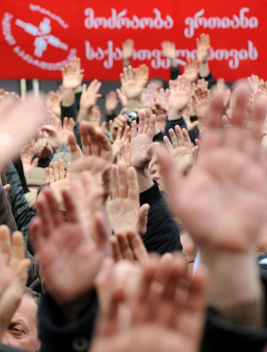 大統領辞任求める大規模な抗議行動、グルジア