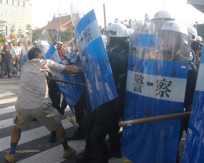 中国高官の訪台に抗議、デモ隊と警察が激しく衝突 台北