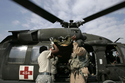 警察署で自爆テロ、警官4人が死亡 - イラク