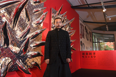 舘鼻則孝、原始に立ち返る美の対話