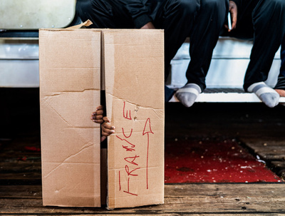 「フランスへ」 段ボール箱からのぞく子どもの指 欧州目指し地中海で遭難