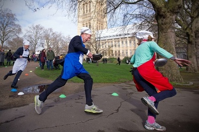英議会恒例の「パンケーキレース」、ロンドン
