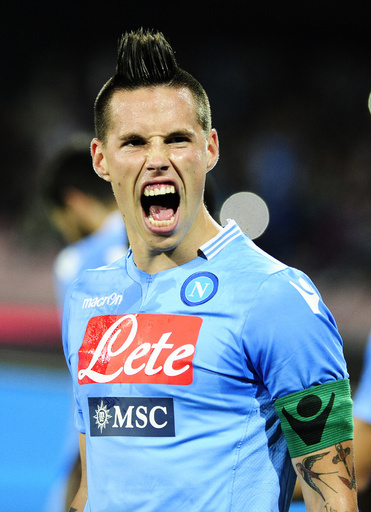 ナポリがカターニアに勝利、首位に迫る