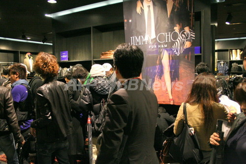 Jimmy Choo for H&M発売開始、約3000人が行列 Jimmy Choo for H&M発売開始、約3000人が行列