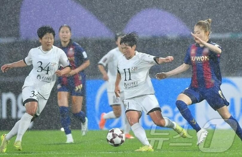 20日、水原総合運動場で開かれたアジアサッカー連盟女子チャンピオンズリーグ準決勝で対戦した水原FCウィメンと北朝鮮のサッカー女子選手団「ネゴヒャン（わが故郷）」(c)news1