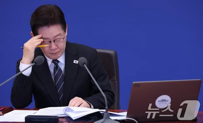 10日、青瓦台で開かれた閣議で中東情勢に関する報告を受ける韓国のイ・ジェミョン（李在明）大統領(c)news1