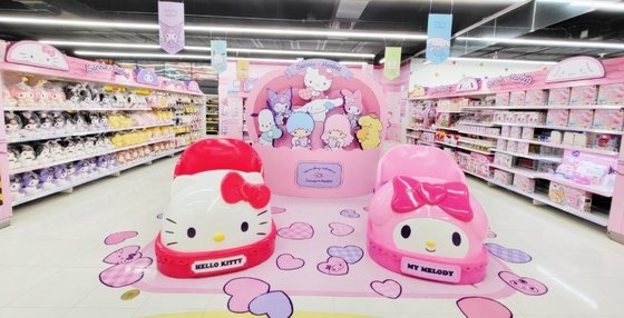 ロッテマートトイザらス売り場で運営しているサンリオマーケット（ロッテショッピング提供）(c)news1