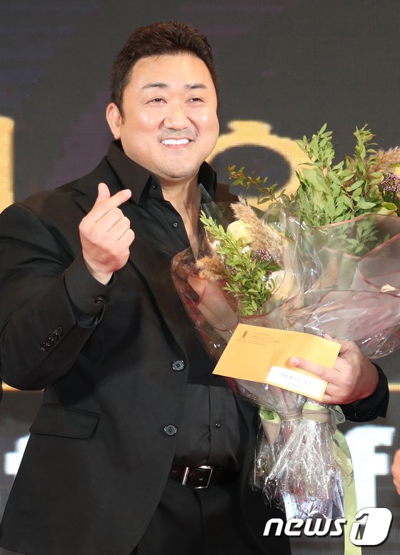 「第12回美しい芸術人賞」で映画芸術人賞を受賞した俳優マ・ドンソク(c)news1