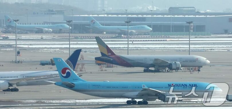 仁川国際空港でアシアナ航空機の前を通過する大韓航空機(c)news1