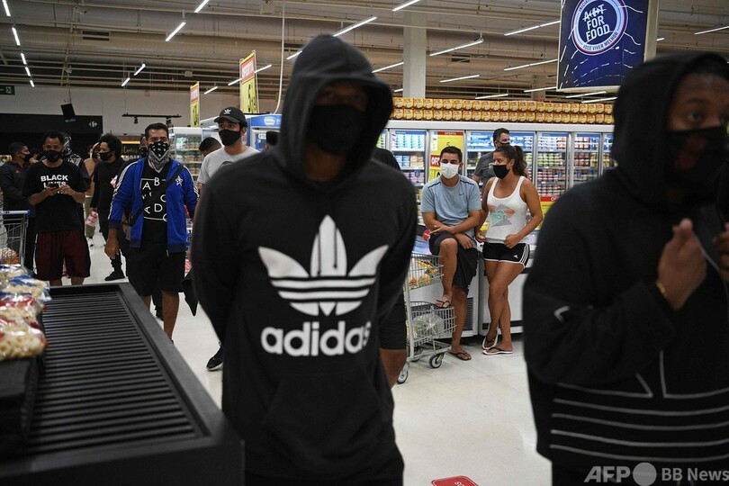 ブラジル、黒人男性が白人警備員に暴行受け死亡 抗議運動広がる