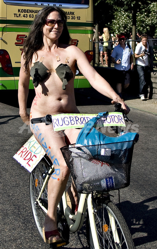 毎年恒例 裸で自転車に乗るイベント コペンハーゲンで開催される 写真3枚 国際ニュース Afpbb News