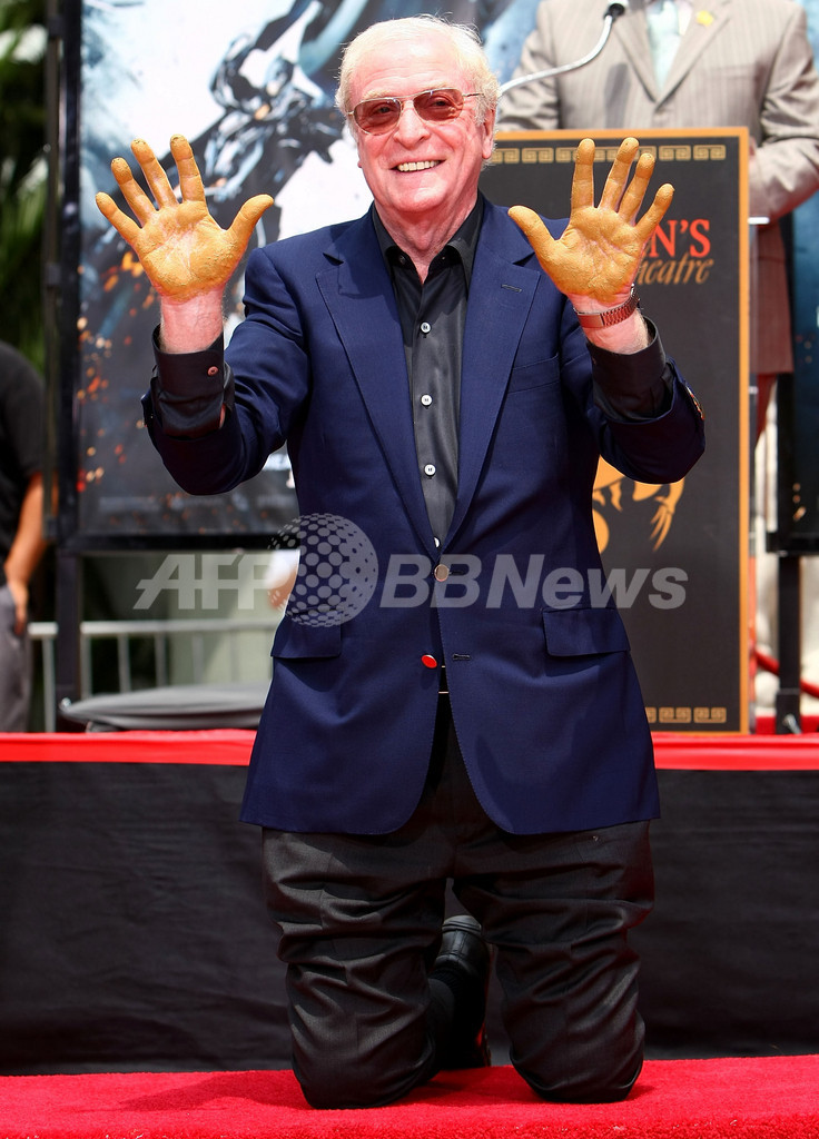 俳優マイケル・ケイン、チャイニーズ・シアターに手形を刻む