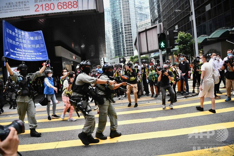 香港、「国歌条例案」抗議のデモ隊に警察がペッパーボール弾発射