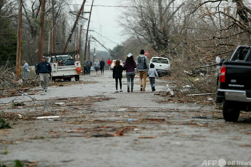 米5州で大規模な竜巻、死者100人超か