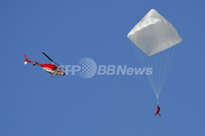 レオナルド・ダビンチ設計のパラシュート、スイス人男性が降下に初成功