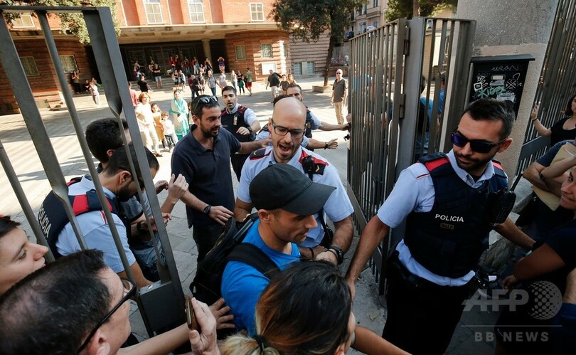 カタルーニャ住民投票、支持派が投票所予定の学校を占拠